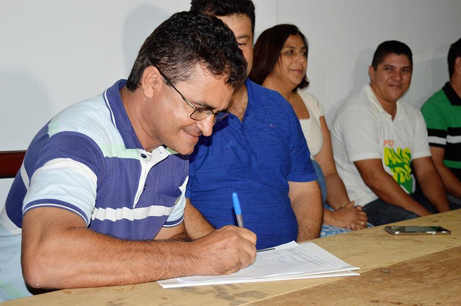 Adelmo Soares assina Termo de ateste do PAA em Junco do Maranhão