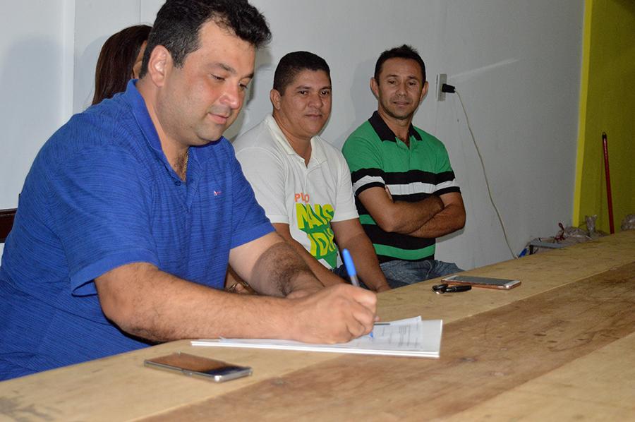 Adelmo Soares assina Termo de ateste do PAA em Junco do Maranhão
