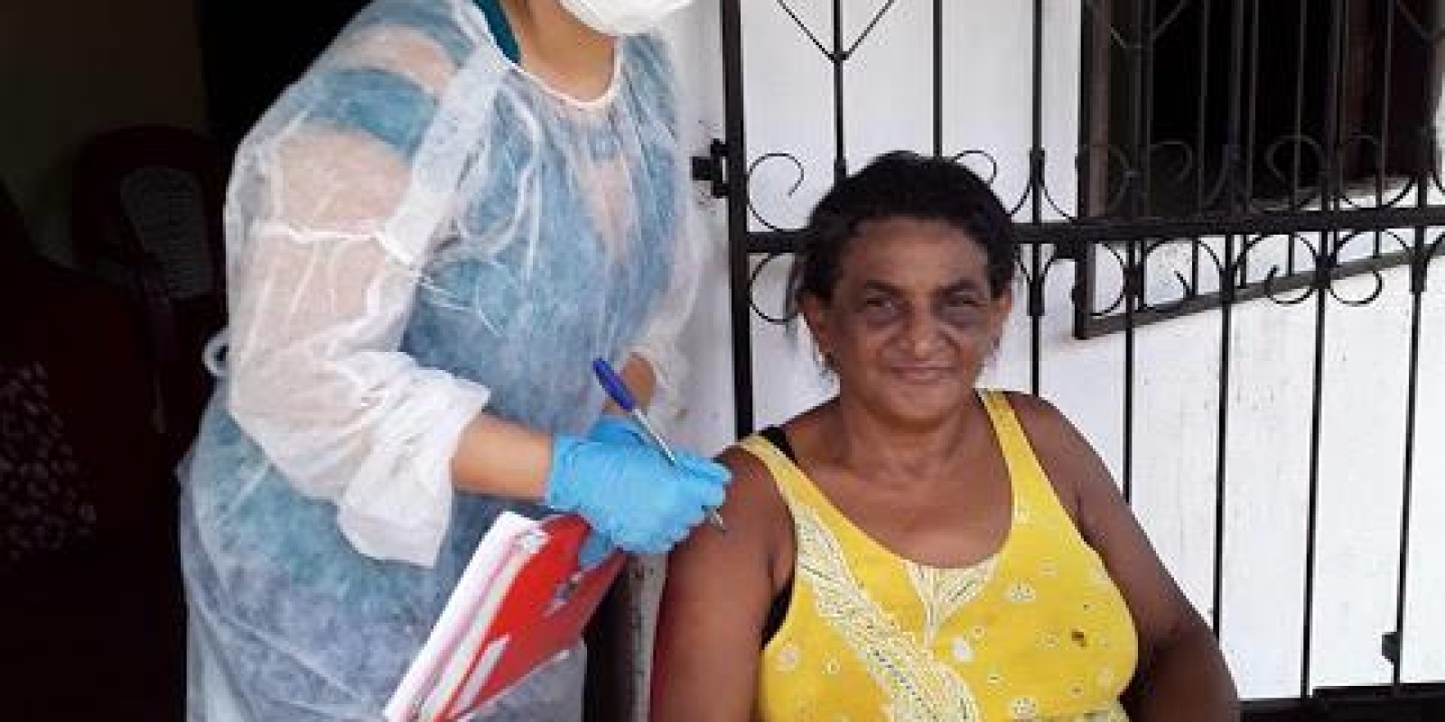 De casa em casa equipe de imunização vacina os idosos contra a gripe no Povoado Sodrelândia