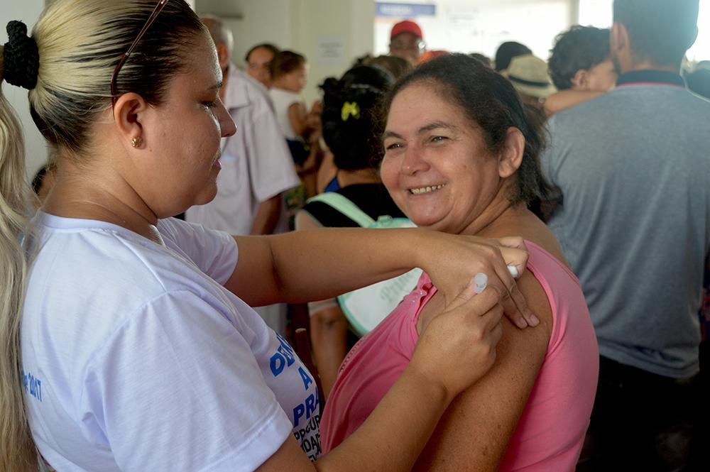 Centenas de pessoas são vacinadas no dia D de vacinação contra a gripe