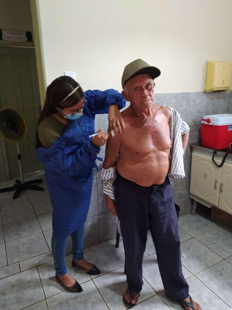 Idosos acima de 90 anos começam a ser imunizados contra a Covid-19